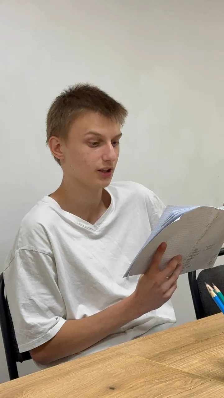 Учень читає вголос записи із зошита