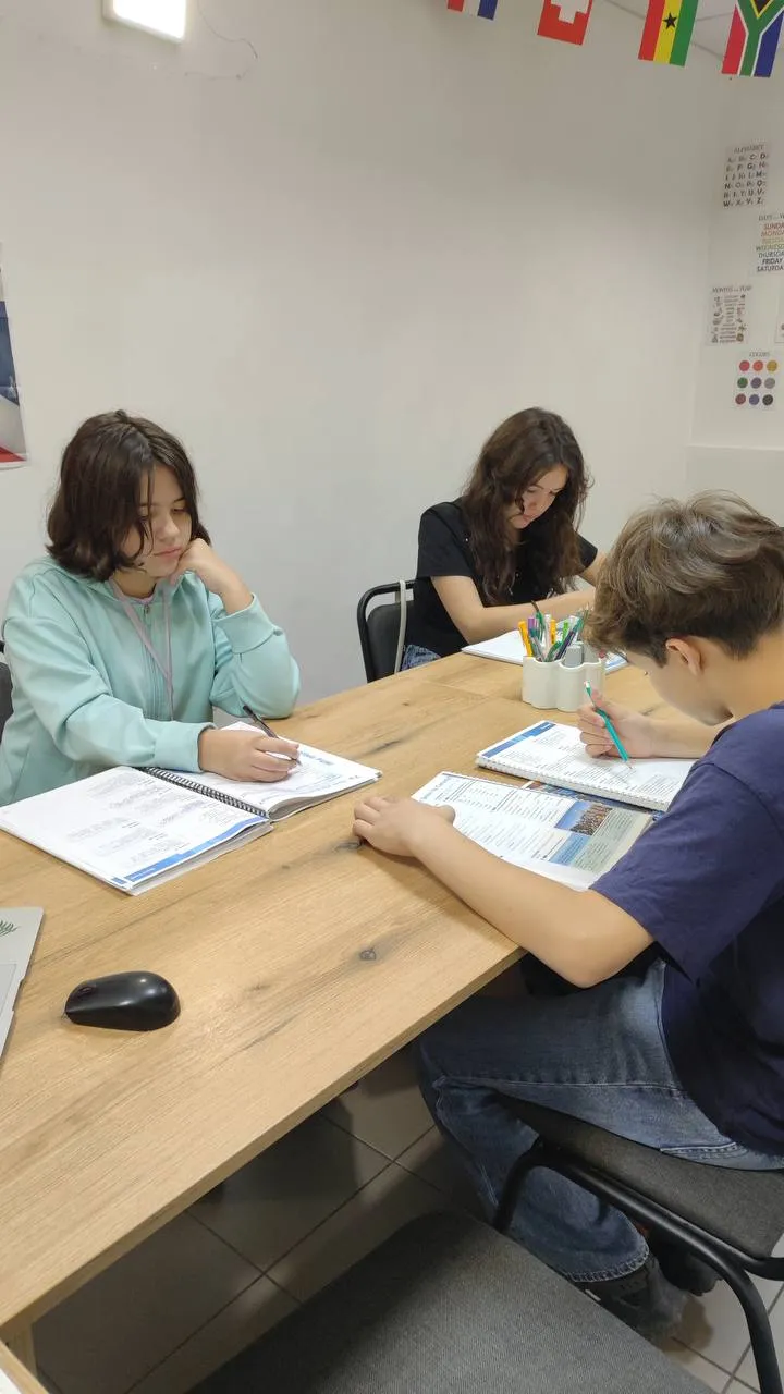 Підлітки працюють із підручниками на груповому занятті